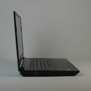Hier siehst Du ein Nexoc 1524 3D-Scan-Laptop mit AMD Ryzen 3600 von links