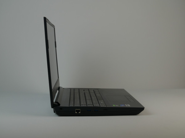 Hier siehst Du ein Nexoc 1524 3D-Scan-Laptop mit AMD Ryzen 3600 von links