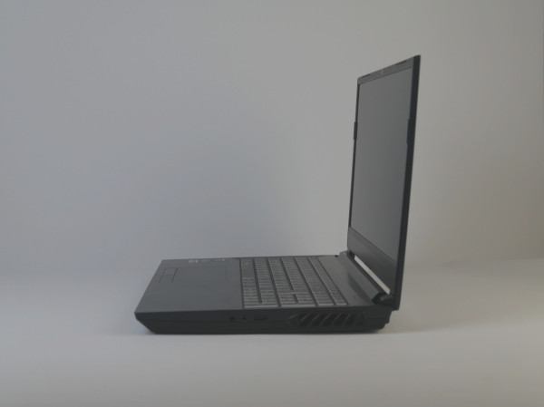 Hier siehst Du ein Nexoc 1524 3D-Scan-Laptop mit AMD Ryzen 3600 links
